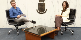 vereadora trópia sendo entrevistada no plenário da câmara