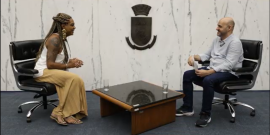 Vereadora Juhlia Santos ao lado de jornalista da CMBH