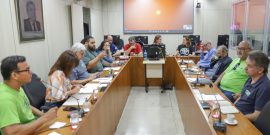 parlamentares e participantes presentes em audiência pública na câmara municipal de bh