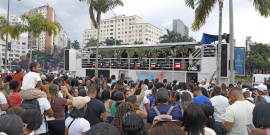 platéia assiste a show em trio elétrico