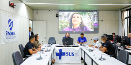 Vereadores e trabalhadores reunidos durante audiência pública