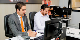 parlamentares presentes em reunião de comissão