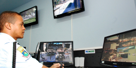 agente de segurança faz monitoramento por meio de câmeras