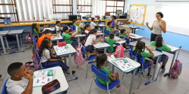 sala de aula com crianças sentadas