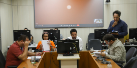 parlamentares presentes em reunião de comissão