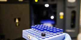 Cientista segura material de laboratório