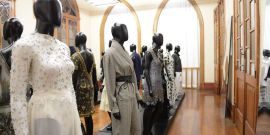 manequins exibem peças de roupa