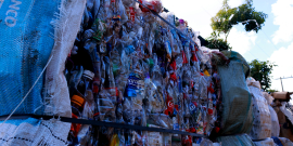 Caminhão de coleta seletiva repleto de lixo reciclável