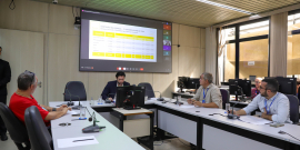 parlamentares presentes em reunião de comissão