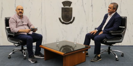 O jornalista Alessandro Duarte entrevista o vereador Helinho da Farmácia no Plenário Amintas de Barros