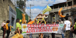 caminhada de pessoas pela campanha maio laranja