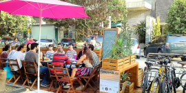 pessoas sentadas em mesa de bar