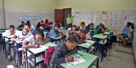 crianças em sala de aula