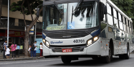 ônibus de transporte coletivo circula em via pública
