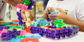 crianças brincam com jogos de montar