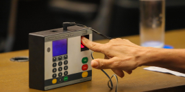 Vereadora votando em projeto de lei no Plenário
