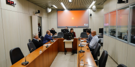 Vereadores e convidados no Plenário Camil Caram