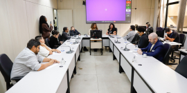 parlamentares e participantes presentes em audiência pública na câmara municipal de bh
