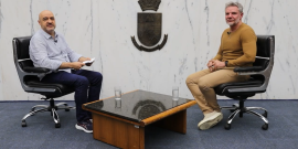 O jornalista Alessandro Duarte entrevista o Presidente da Câmara Municipal de Belo Horizonte, Professor Juliano Lopes, no Plenário Amintas de Barros 