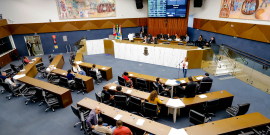 parlamentares presentes em reunião plenária da câmara de bh