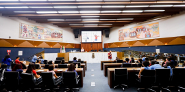 jovens presentes no plenário da câmara municipal de bh