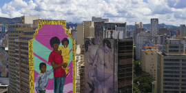 Vista aérea do centro da cidade, com arte colorida em empena de prédio