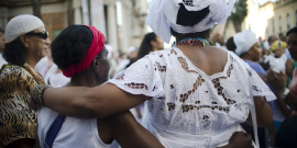 mulheres trajadas com vestimentas religiosas