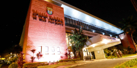 Fachada da Câmara Municipal de BH iluminada de branco