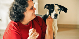 Mulher com cachorro branco e preto