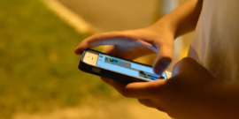 mãos de jovem seguram celular