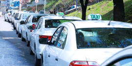 Fila de táxis em rua de Belo Horizonte
