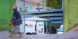 Senhora caminha para fora dos portões da UPA Pampulha
