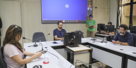 parlamentares presentes em reunião de comissão na câmara de bh