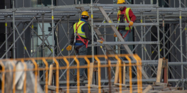 Homens trabalham em obra