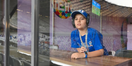 Menino observa partida da sala sensorial do estádio Mineirão