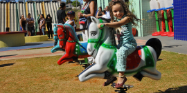 crianças brincam em parquinho de escola infantil