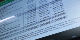 tela de computador exibe planilhas