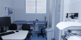 interior de sala de consulta de centro de saúde