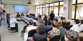 parlamentares e presentes em audiência pública na câmara de bh