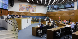 Vereadores reunidos no Plenário durante votação