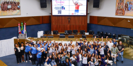 crianças e adolescentes no plenário da câmara