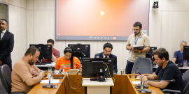 parlamentares presentes em reunião de comissão