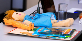 brinquedos em cima de mesa