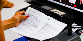 mãos seguram documento em papel