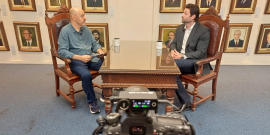 O jornalista Alessandro Duarte entrevista o vereador Diego Sanches