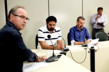 Heleno, Bruno Miranda e Juliano Lopes (presidente) apreciam pauta da reunião; Reinaldo Sacolão chegou depois (Foto: Rafa Aguiar)