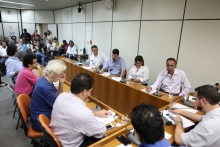 Usuários e representantes de movimentos sociais pedem respostas da Prefeitura sobre problemas no BRT (Foto: Mila Milowsky)