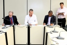 O presidente Juliano Lopes, ladeado pelos colegas Heleno e Juninho Paim, aprovaram realização do debate (Foto: Rafa Aguiar)