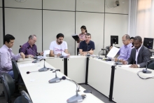 Vereadores em reunião da Comissão de Administração Pública, nesta quarta-feira (26/8/2015). Foto: Mila Milowski