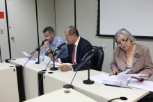 Vereadores Juliano Lopes (SD), Bispo Fernando Luiz (PSB) e Elaine Matozinhos em reunião da Comissão (Foto: Mila Milowski)